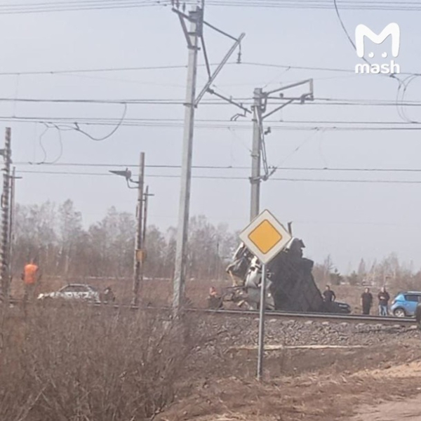 В России поезд раздавил автобус с людьми В России поезд раздавил автобус с людьми