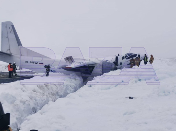 В России после жесткой посадки самолет разломился пополам В России после жесткой посадки самолет разломился пополам