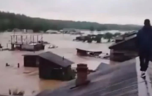 В России прорвало дамбу: люди прячутся на крышах В России прорвало дамбу: люди прячутся на крышах