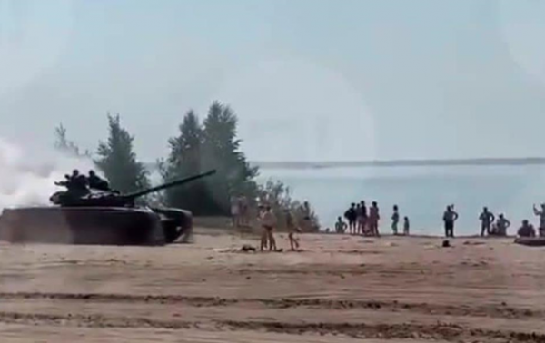 В России танк выехал на пляж и чуть не раздавил отдыхающих В России танк выехал на пляж и чуть не раздавил отдыхающих