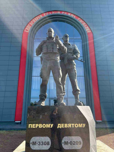 В России установили памятник Пригожину и Уткину