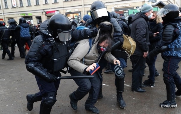В России задержали более двух тысяч человек В России задержали более двух тысяч человек