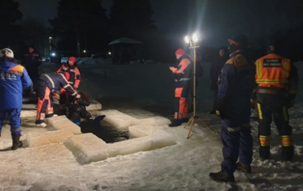 В России женщина утонула в проруби на глазах у детей: видео момента В России женщина утонула в проруби на глазах у детей: видео момента