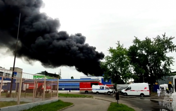 В российском городе загорелась фура и несколько гаражей, есть пострадавший В российском городе загорелась фура и несколько гаражей, есть пострадавший