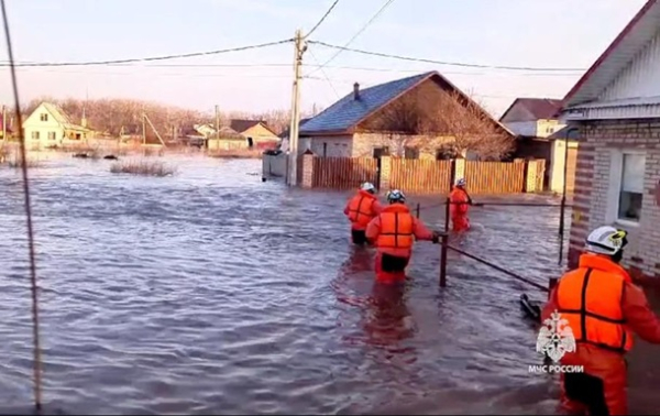 В российском Орске повторный прорыв дамбы