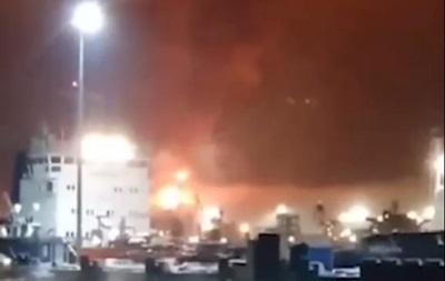 В российском порту Усть-Луга мощный пожар В российском порту Усть-Луга мощный пожар