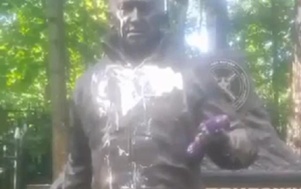 В руку статуи Пригожина вставили фаллоимитатор В руку статуи Пригожина вставили фаллоимитатор