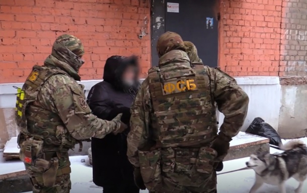 В Самаре ФСБ задержала женщину за "госизмену" В Самаре ФСБ задержала женщину за "госизмену"