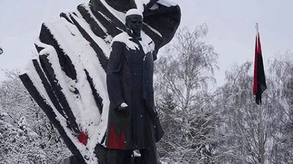В Тернополе поиздевались над памятником Бандере В Тернополе поиздевались над памятником Бандере
