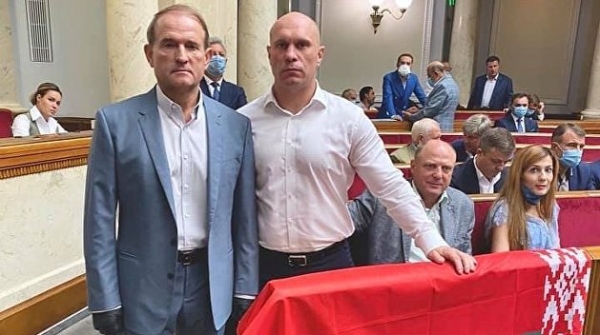 В Верховной Раде вывесили белорусский флаг, но противникам Лукашенко он не понравится