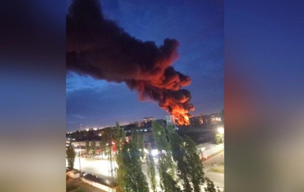 В Воронеже загорелся склад пластиковых изделий В Воронеже загорелся склад пластиковых изделий