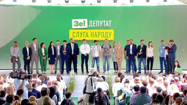 В ВР проходит заседание фракции "Слуги народа", на которое уже прибыл Зеленский
В ВР проходит заседание фракции "Слуги народа", на которое уже прибыл Зеленский