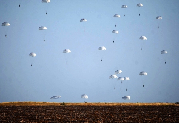 Великобритания и Украина начали военные учения с десантирования пехотинцев
Великобритания и Украина начали военные учения с десантирования пехотинцев