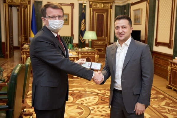 Владимир Зеленский назначил Анатолия Полоскова новым председателем Закарпатской ОГА
Владимир Зеленский назначил Анатолия Полоскова новым председателем Закарпатской ОГА