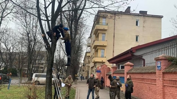 Во Львове у консульства РФ повесили чучело «россиянина» Во Львове у консульства РФ повесили чучело «россиянина»
