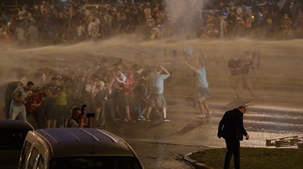«Водили хороводы, пели песни»: в МВД объяснили, почему разогнали митинг в Бресте водометом «Водили хороводы, пели песни»: в МВД объяснили, почему разогнали митинг в Бресте водометом