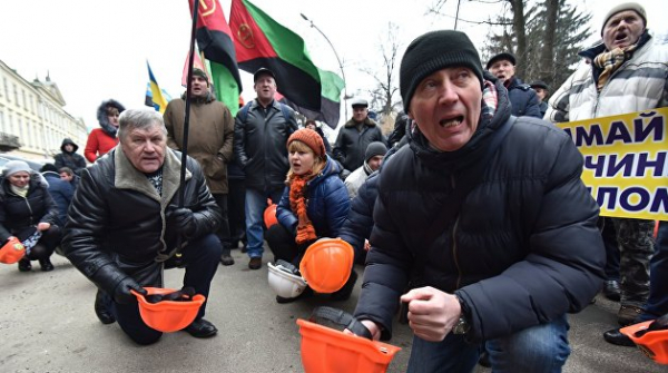 Вопреки протестам шахтеров киевский режим закрывает шахту в Луганской области Вопреки протестам шахтеров киевский режим закрывает шахту в Луганской области