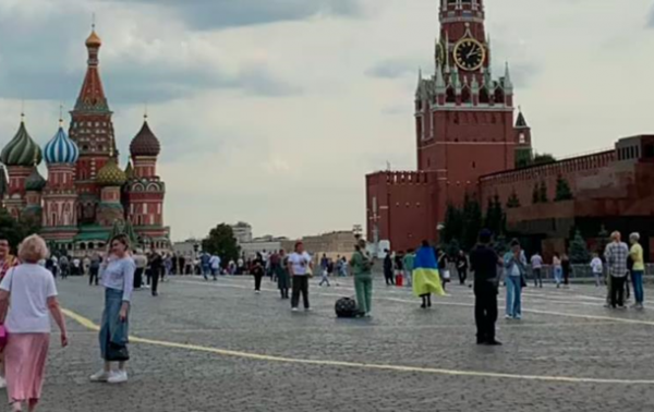 Возле Кремля задержана женщина, завернувшаяся во флаг Украины Возле Кремля задержана женщина, завернувшаяся во флаг Украины