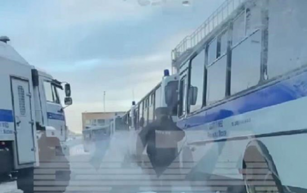 Возвращение Навального: во Внуково стоят автозаки Возвращение Навального: во Внуково стоят автозаки