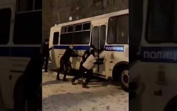 Задержанные в Москве сами толкали автозак Задержанные в Москве сами толкали автозак