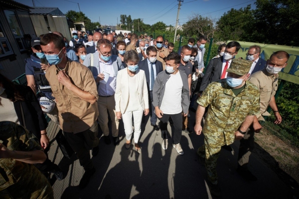 
                    Зеленский и президент Швейцарии Соммаруга посетили КПВВ "Станица Луганская"                