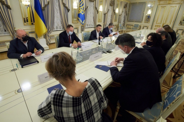 Зеленский оправдался перед послами стран G7 и Евросоюза за санкции против телеканалов "112 Украина", NewsOne и ZіK
Зеленский оправдался перед послами стран G7 и Евросоюза за санкции против телеканалов "112 Украина", NewsOne и ZіK