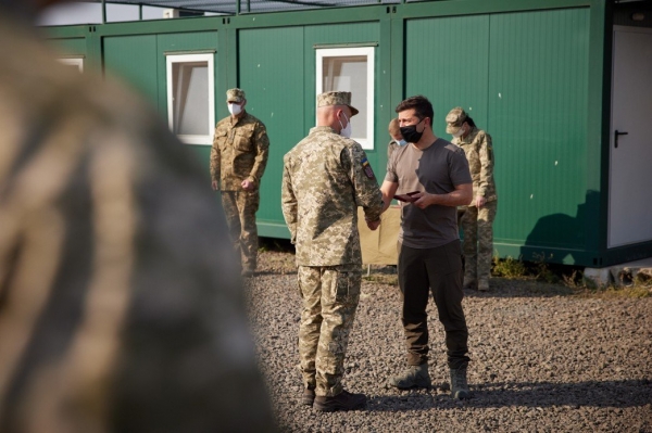 Зеленский посетил КПВВ "Майорское" и позиции ВСУ на линии фронта
Зеленский посетил КПВВ "Майорское" и позиции ВСУ на линии фронта