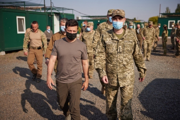 Зеленский посетил КПВВ "Майорское" и позиции ВСУ на линии фронта
Зеленский посетил КПВВ "Майорское" и позиции ВСУ на линии фронта