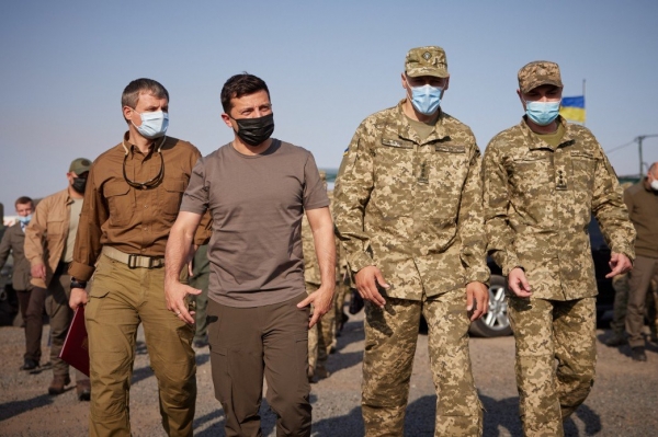 Зеленский посетил КПВВ "Майорское" и позиции ВСУ на линии фронта
Зеленский посетил КПВВ "Майорское" и позиции ВСУ на линии фронта