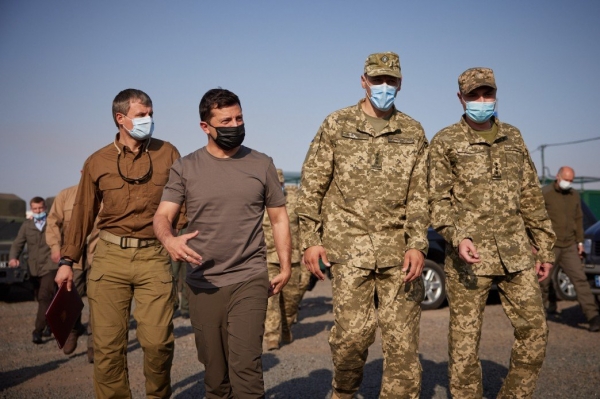 Зеленский посетил КПВВ "Майорское" и позиции ВСУ на линии фронта
Зеленский посетил КПВВ "Майорское" и позиции ВСУ на линии фронта