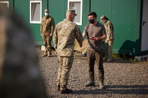 Зеленский посетил КПВВ "Майорское" и позиции ВСУ на линии фронта
Зеленский посетил КПВВ "Майорское" и позиции ВСУ на линии фронта