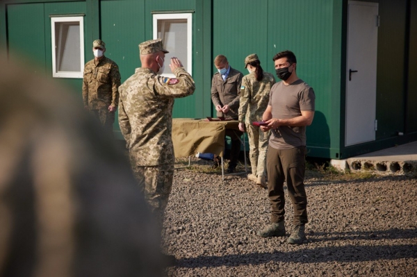 Зеленский посетил КПВВ "Майорское" и позиции ВСУ на линии фронта
Зеленский посетил КПВВ "Майорское" и позиции ВСУ на линии фронта