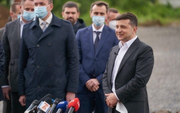 Зеленский предлагает отменять визы для туристов