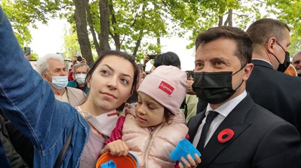 Зеленский в Донбассе возлагал цветы и делал селфи с жителями Зеленский в Донбассе возлагал цветы и делал селфи с жителями