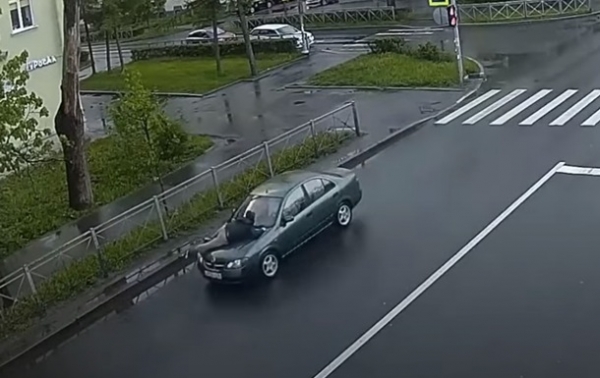 Женщина восемь километров везла мужчину на капоте Женщина восемь километров везла мужчину на капоте