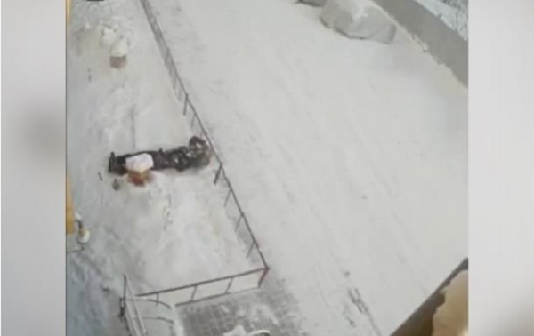 Женщина вызвала себе "скорую" после падения с восьмого этажа Женщина вызвала себе "скорую" после падения с восьмого этажа