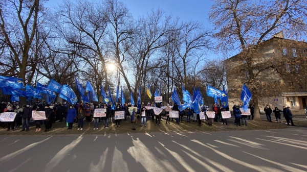 
                    Жители Никольского и партия "Оппозиционная платформа &ndash; За жизнь" митинговали под зданием суда в Краматорске                