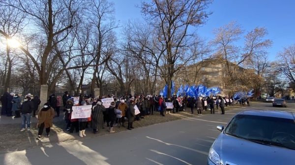 
                    Жители Никольского и партия "Оппозиционная платформа &ndash; За жизнь" митинговали под зданием суда в Краматорске                