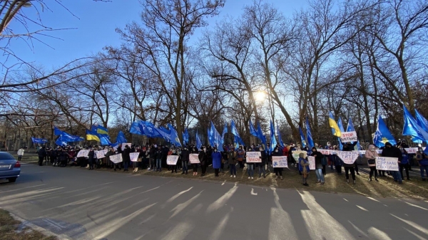 
                    Жители Никольского и партия "Оппозиционная платформа &ndash; За жизнь" митинговали под зданием суда в Краматорске                