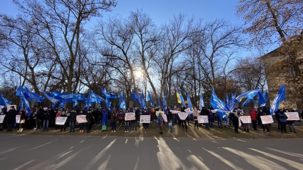 
                    Жители Никольского и партия "Оппозиционная платформа &ndash; За жизнь" митинговали под зданием суда в Краматорске                