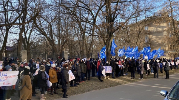 
                    Жители Никольского и партия "Оппозиционная платформа &ndash; За жизнь" митинговали под зданием суда в Краматорске                